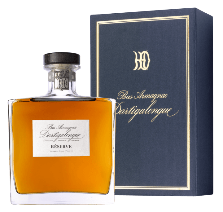 Bouteille de Bas Armagnac Dartigalongue Réserve avec son élégant emballage bleu foncé à motifs dorés.