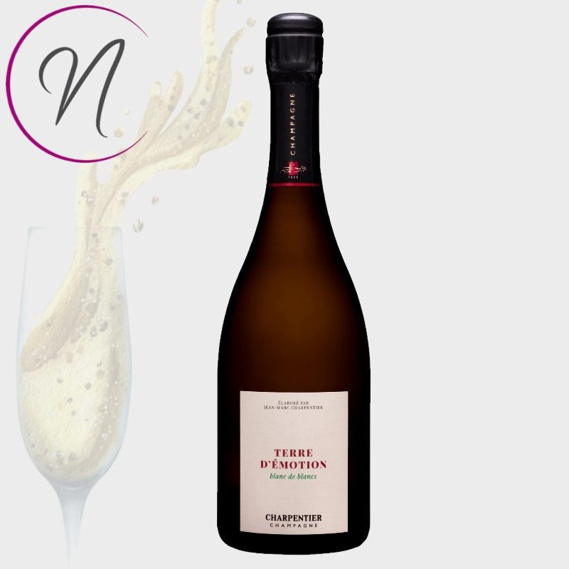 Bouteille de champagne Terre d’Émotion de Charpentier, cru blanc, avec coupe mousseuse à côté.
