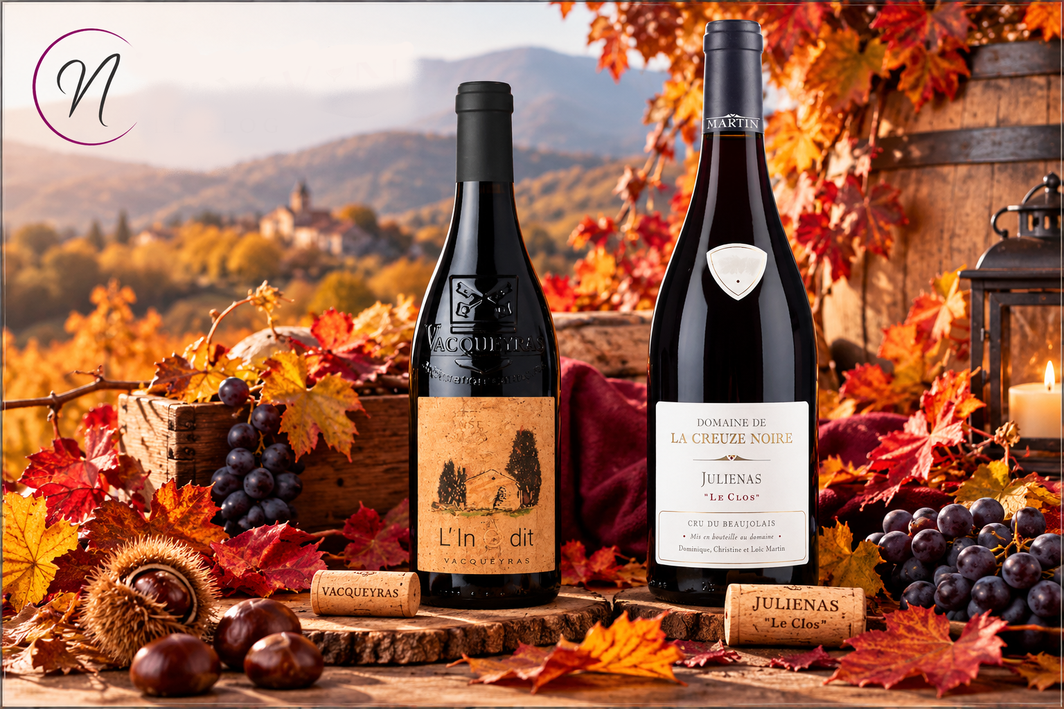 Deux bouteilles de vin sur un socle en bois, entourées de feuilles d’automne, raisins et bouchons, ambiance cave et épicerie